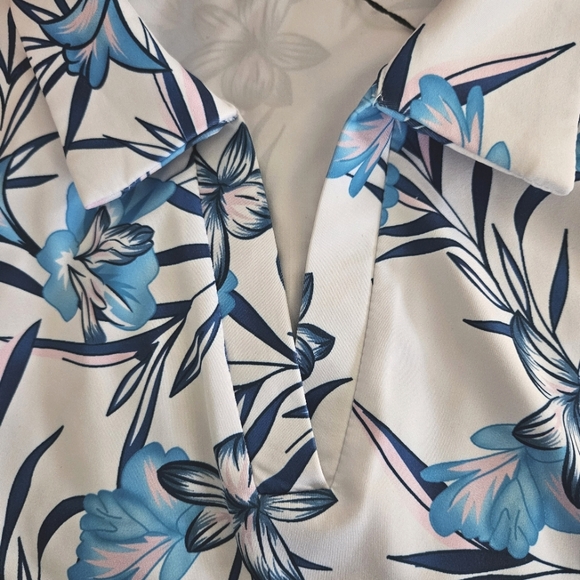 New size M/L women's top, great for golf, pickleball, tennis, etc. - Picture 2 of 5